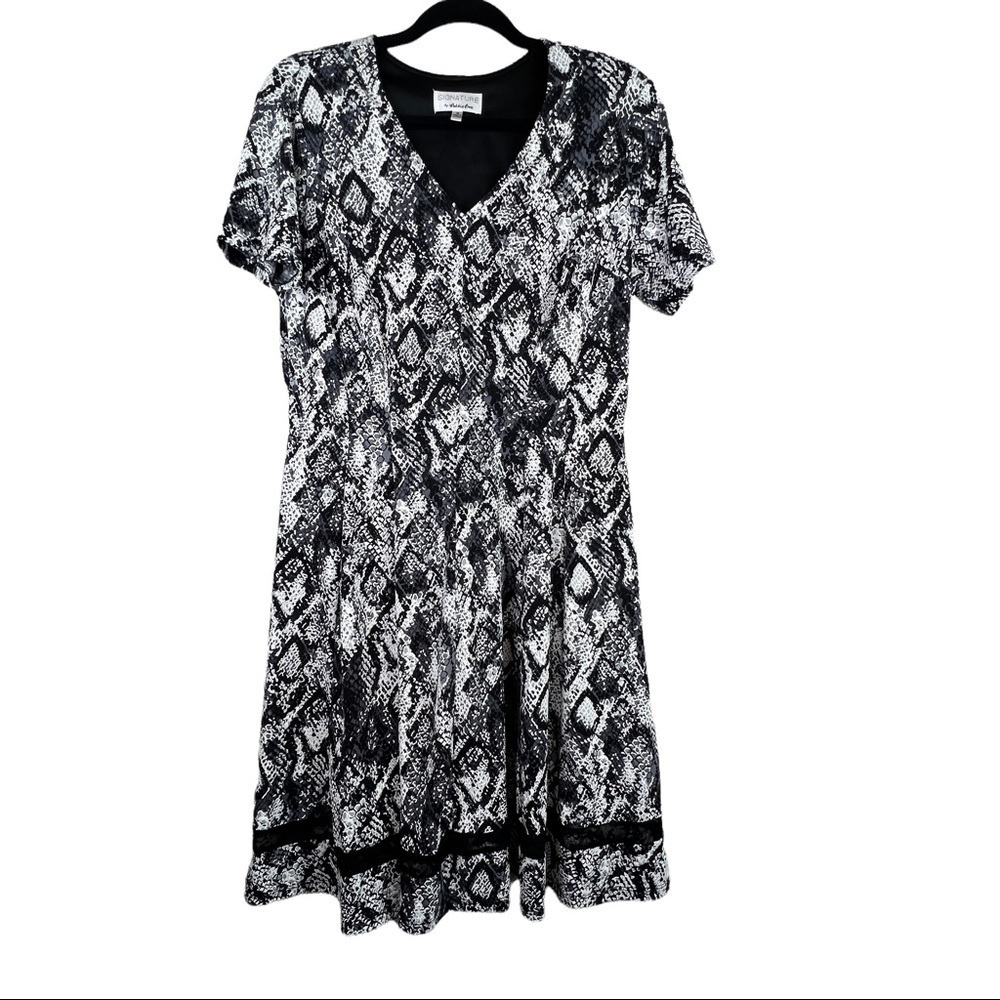 Signature by Robbie Bee Snake skin print V neck short sleeve Dress Size M